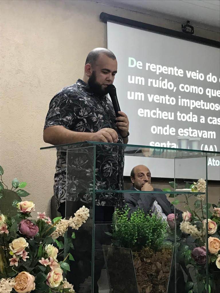 Thiago ministrando no púlpito